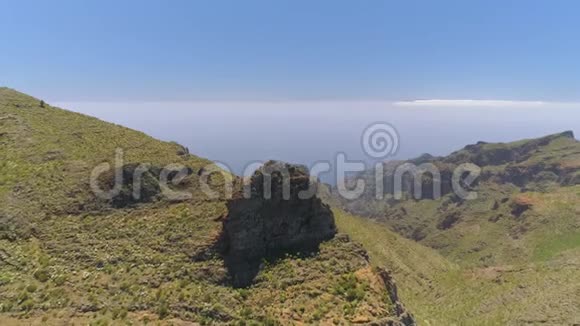 泰德火山山附近的特内里夫山上的岩石和悬崖山脉的鸟瞰图视频的预览图