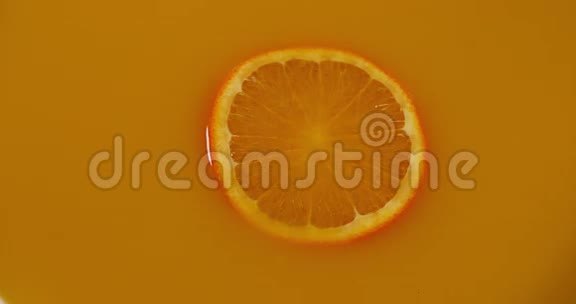 橘子汁被倒了视频的预览图