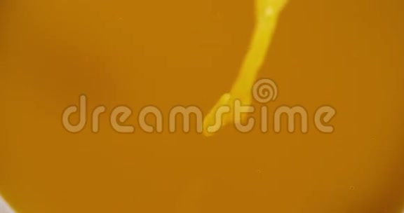 橘子汁被倒了视频的预览图