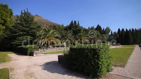 美丽浪漫的室外景观老豪华别墅米罗克豪视频的预览图