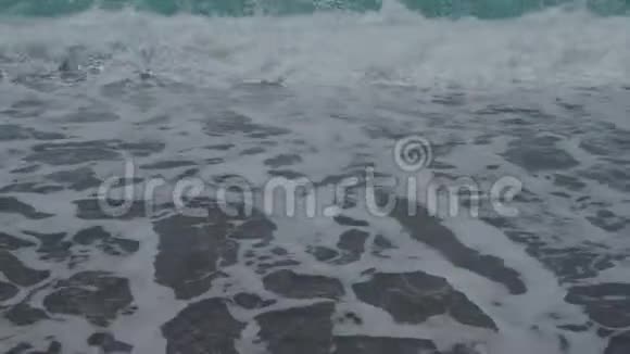 夏天在印度洋的波浪视频的预览图