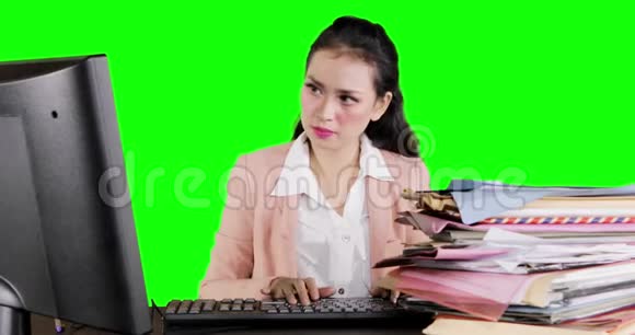 忙碌的女商人在桌子上工作视频的预览图
