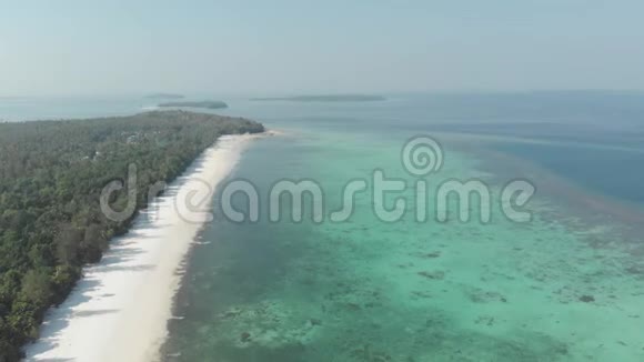空中飞越热带岛屿白色海滩加勒比海绿松石水珊瑚礁印度尼西亚苏门答腊巴尼亚克群岛导游视频的预览图
