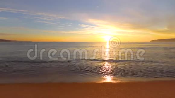 海边的日出和海浪视频的预览图