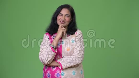 成熟快乐美丽的印度女人微笑着思考视频的预览图
