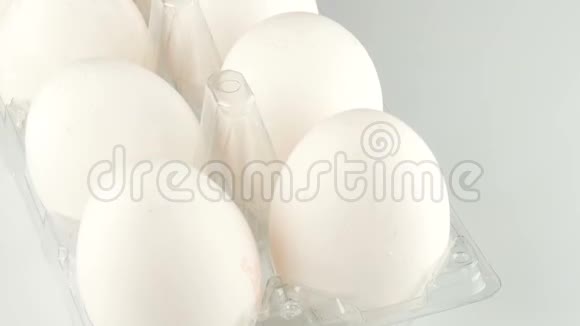 白色背景的透明塑料托盘中的大白鸡蛋视频的预览图