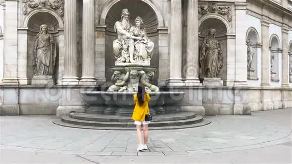 在城里散步的女人欧洲城市户外的年轻有魅力游客视频的预览图
