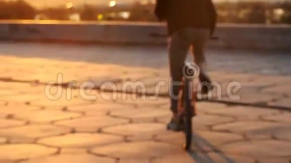 地铁自行车街头练习特技的男孩视频的预览图