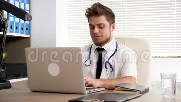 年轻的医生在电脑上工作视频的预览图