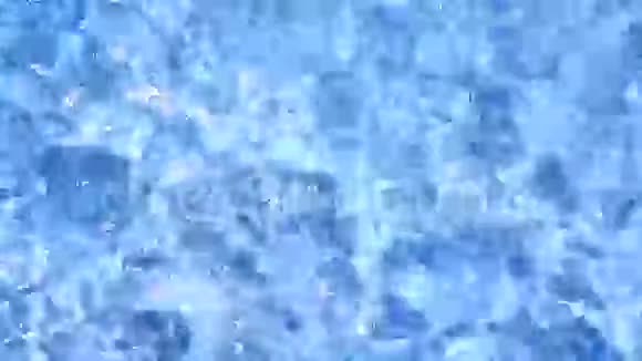蓝色瓷砖泳池水倒影视频的预览图