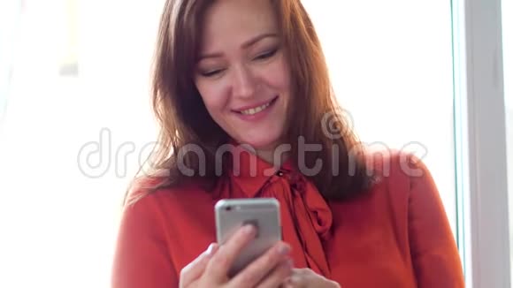 女商人用智能手机视频的预览图