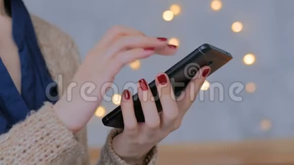 在家里使用垂直黑色智能手机的女人视频的预览图