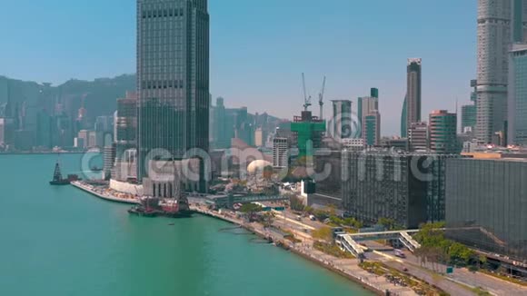 香港2018年5月从九龙区侧面鸟瞰维多利亚湾4k海滨摩天大楼视频的预览图