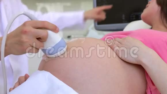 做超声波扫描的孕妇视频的预览图