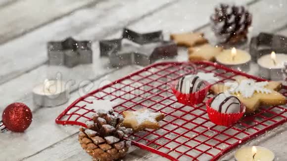 降雪伴圣诞装饰视频的预览图