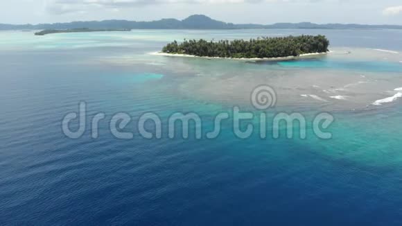 空中飞越热带岛屿白色海滩加勒比海绿松石水珊瑚礁印度尼西亚苏门答腊巴尼亚克群岛导游视频的预览图