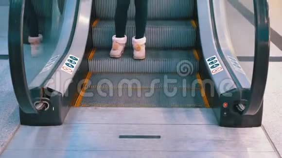 在购物中心乘坐自动扶梯电梯的匿名人士视频的预览图