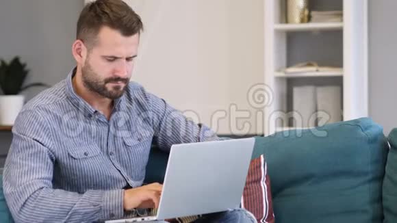 头痛疲惫的人在笔记本电脑上工作视频的预览图