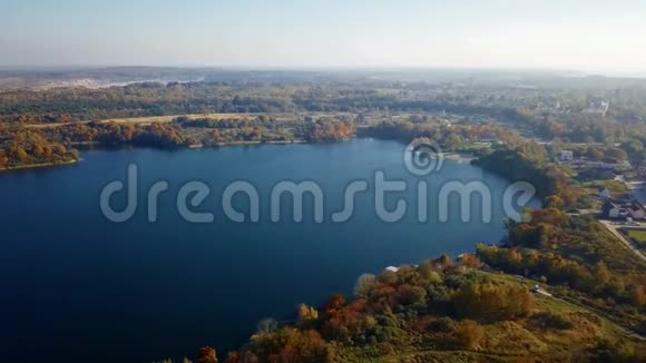 森林中湖泊的空中景观视频的预览图