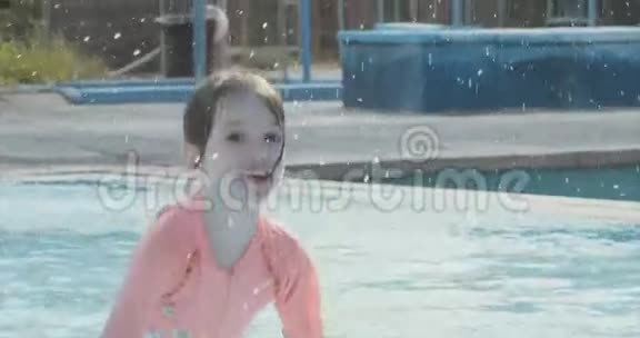 小女孩在游泳池里玩耍视频的预览图