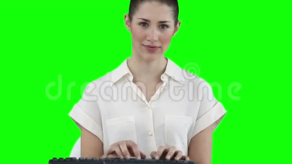 女商人用虚拟键盘工作视频的预览图