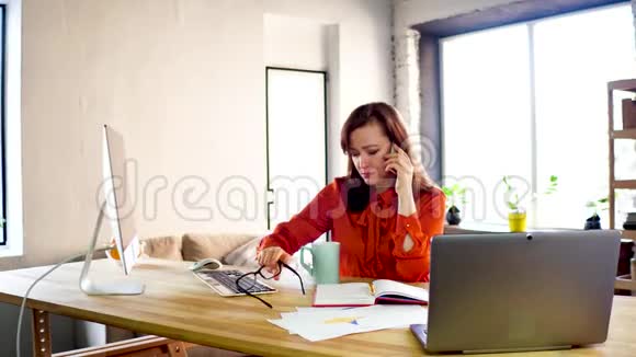 女商人在办公室打电话视频的预览图