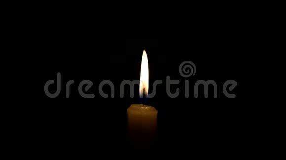 黑色背景上的蜡烛火焰哀悲或哀的概念视频的预览图