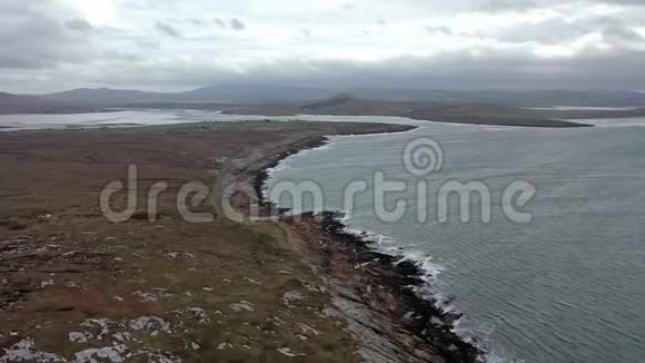 爱尔兰唐格尔县Dungloe以南Marameelan的海岸线鸟瞰图视频的预览图