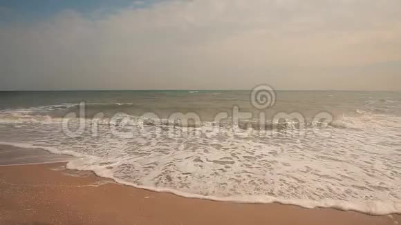 大海上的小浪平静的大海干净的海滩和小浪视频的预览图