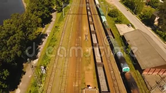 铁路上的货运火车视频的预览图