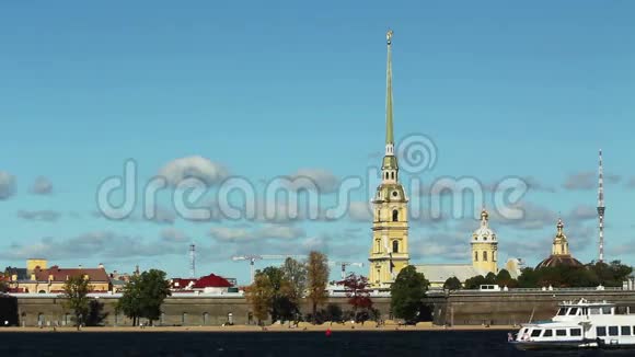 游览船和保罗城堡圣彼得堡视频的预览图