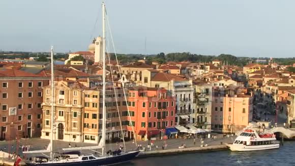 从意大利威尼斯大运河游船上观看视频的预览图