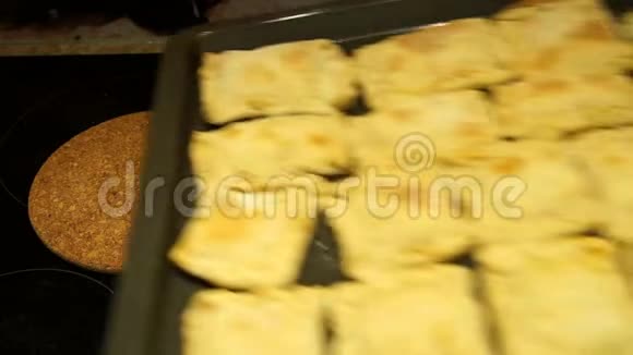 厨师准备馅饼烹饪过程传统食物碎肉烘焙视频的预览图