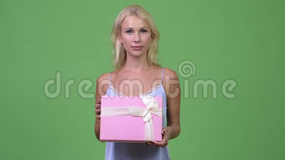 年轻快乐的漂亮女商人拿着礼品盒视频的预览图