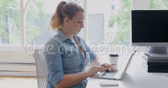 女商人用笔记本电脑工作视频的预览图