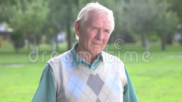 一个满脸悲伤的老人视频的预览图