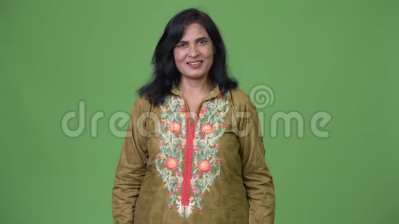 成熟快乐美丽的印度女人微笑着穿着传统的绿色衣服视频的预览图