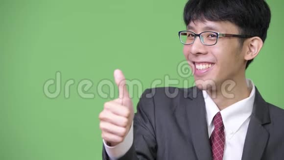 年轻快乐的亚洲商人微笑着竖起大拇指视频的预览图