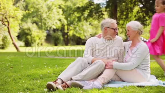 公园的祖父母和孙女视频的预览图