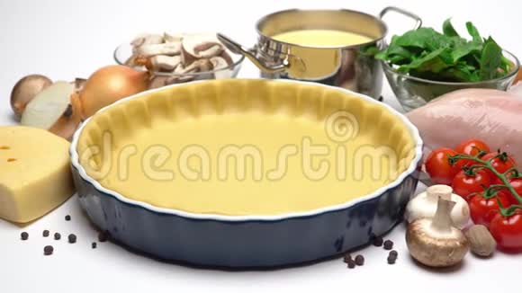 用于烤乳蛋饼馅的碎面团和烘焙形式的配料视频的预览图