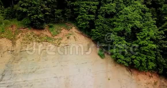 岩石地形的空中景观背景是树木视频的预览图