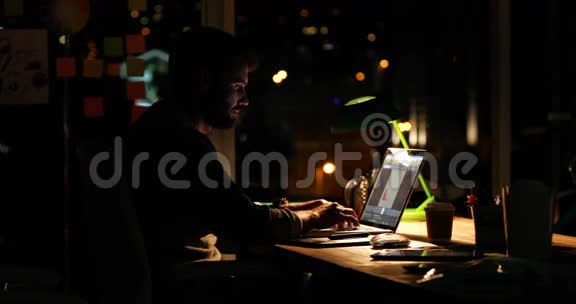 业余商人晚上用笔记本电脑视频的预览图