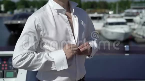 男士扣扣子衬衫视频的预览图