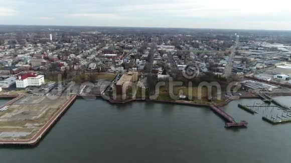 格洛斯特港市的鸟瞰图视频的预览图