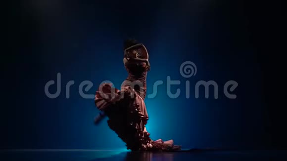 女孩跳舞弗拉门戈从后面的光烟雾蓝色背景视频的预览图