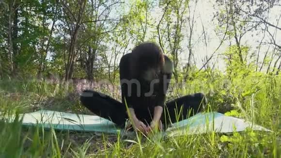 年轻的孕妇在外面做瑜伽视频的预览图