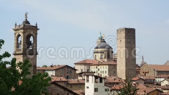 贝加莫意大利古老的城镇市中心的景观古老的塔楼和古老堡垒上的钟楼视频的预览图
