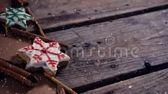 降雪与圣诞装饰的木材视频的预览图