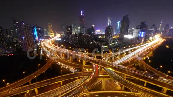 4k时间流逝繁忙的城市交通与条纹灯迹在夜间上海视频的预览图