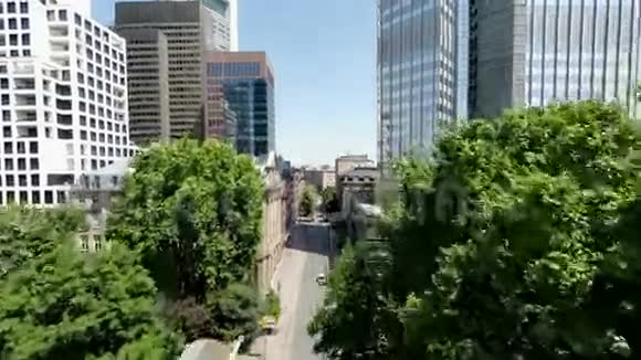 城市天际线建筑背景鸟瞰图视频的预览图